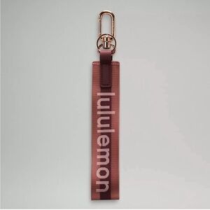 Lululemon Never Lost Key Chain *Wordmark GARN/SCHI/RSGO